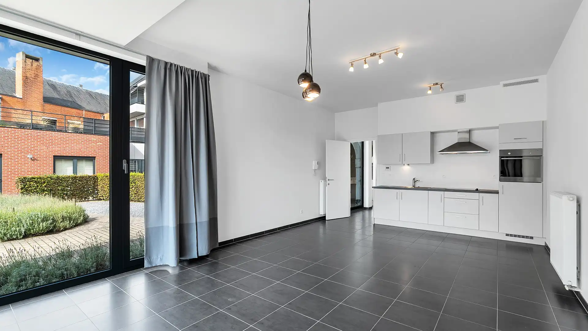 Gelijkvloers appartement met terras en private parking. Uitstekende ligging aan de vernieuwde Markt. foto 9