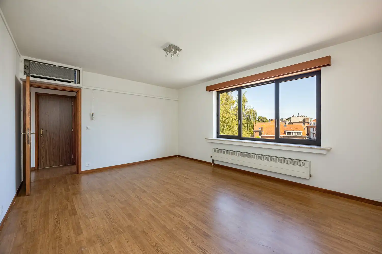 Ruim en lichtrijk appartement met 3 slaapkamers, privé garage en fietsenberging in Brasschaat - recent gerenoveerd met alle comfort. foto 12
