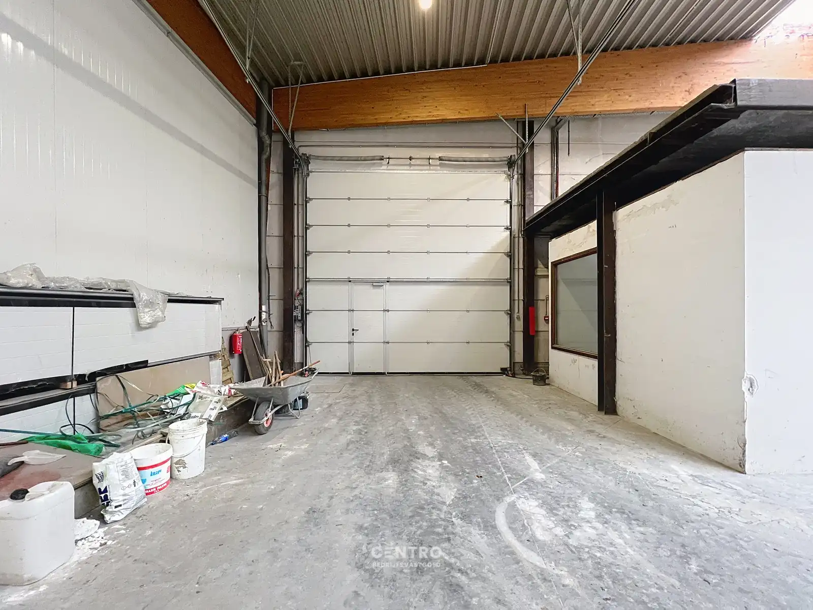 Instapklaar magazijn (± 700 m²) met automatische sectionaalpoort langs de N8 te Elverdinge (Ieper). Ambachten toegestaan ! foto 5
