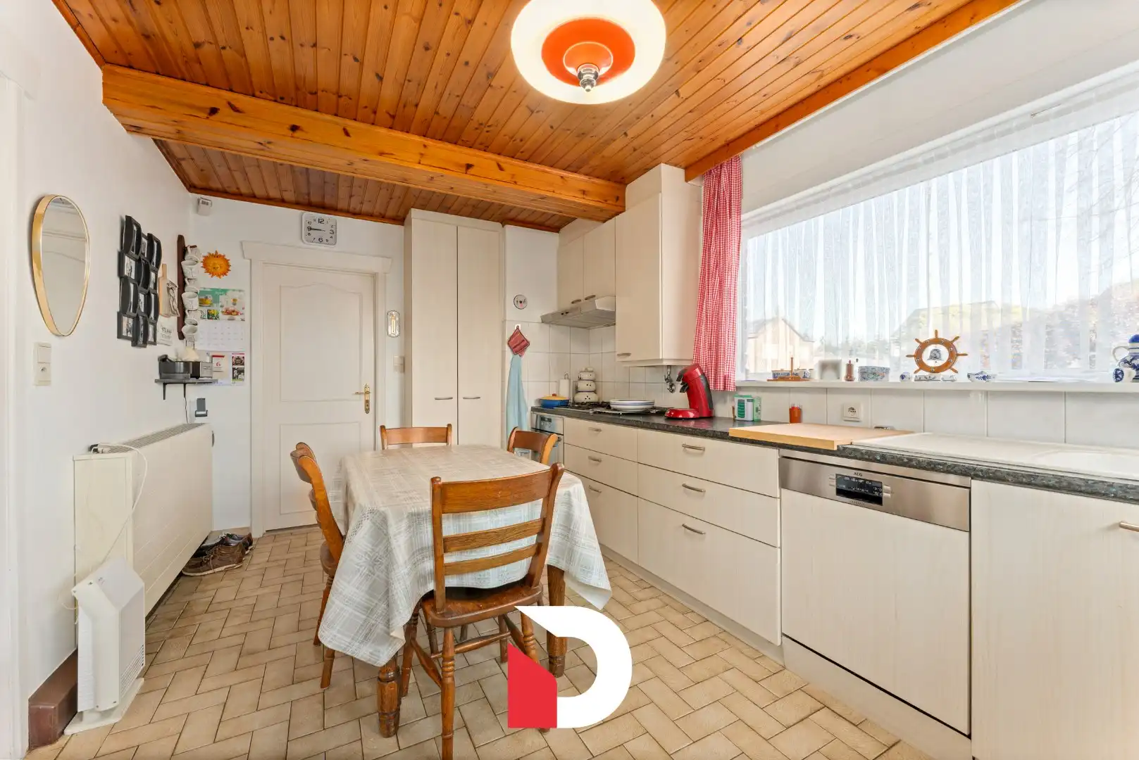 Veelzijdige halfopen woning + atelier op een ruim perceel in een residentiële buurt.  foto 9