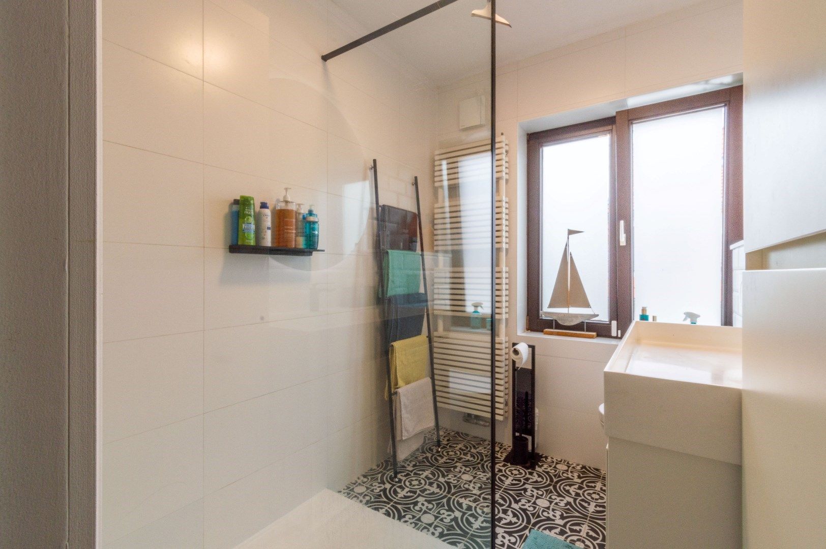 Welgelegen en instapklare 3-gevelwoning met oa. 3 slaapkamers! foto 18
