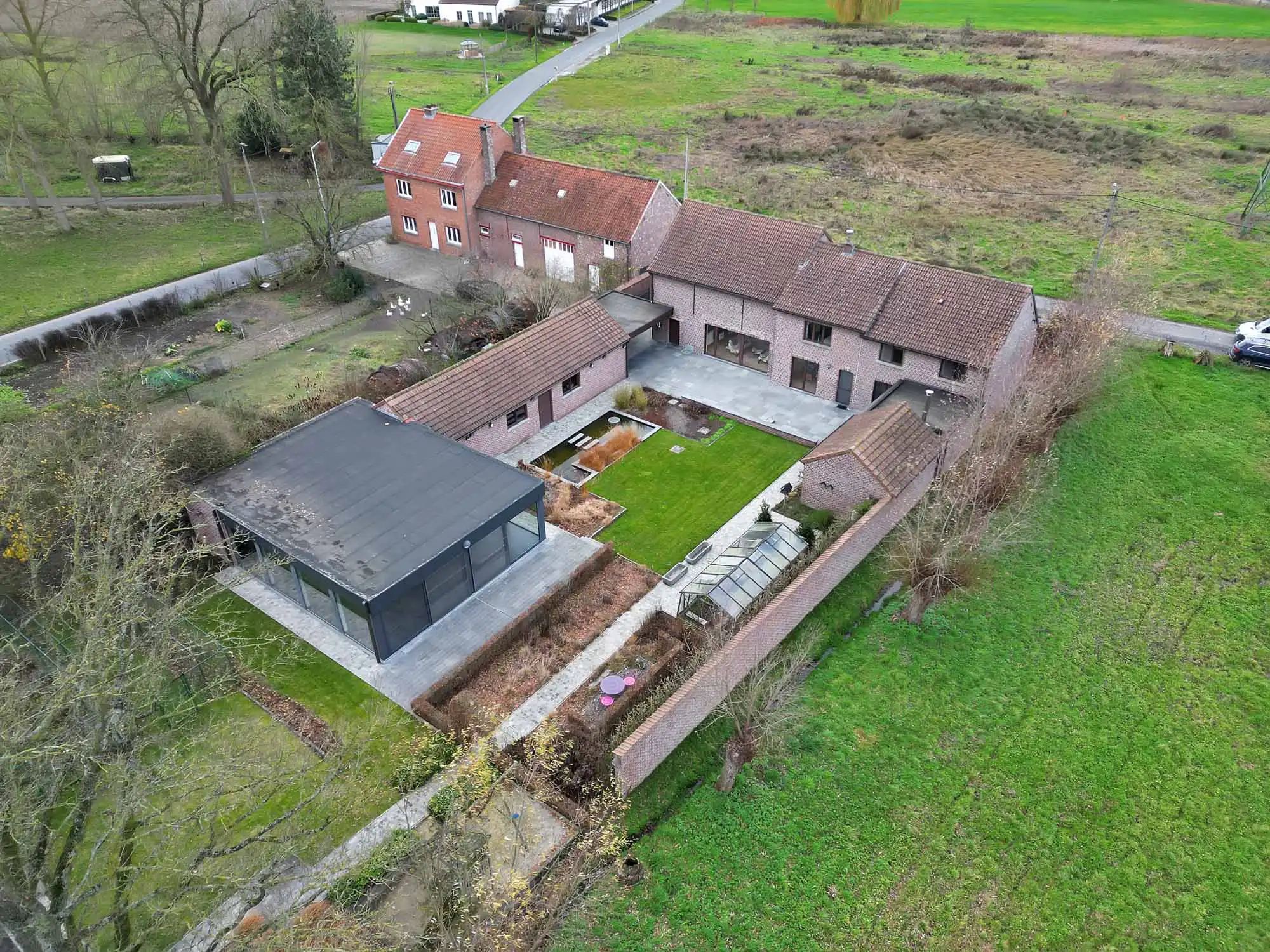 Exclusief landhuis met binnenzwembad en stallingen foto 3