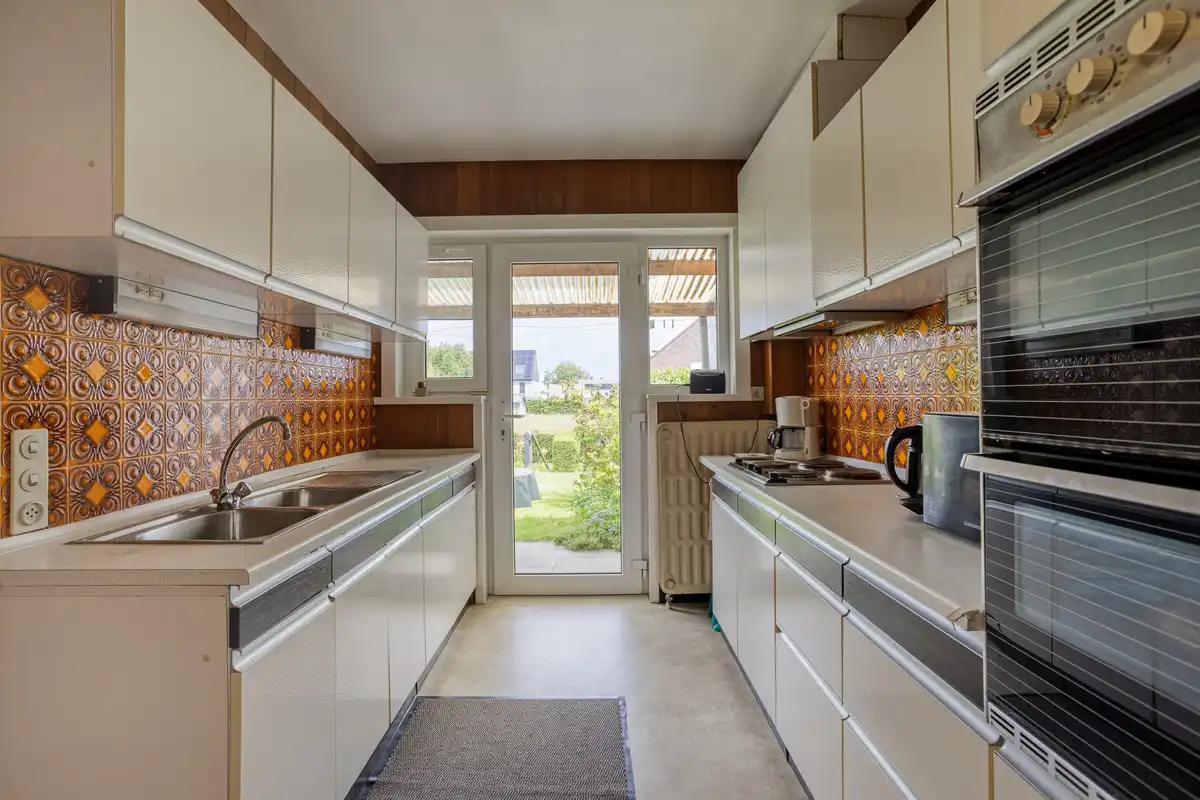 Te verfraaien woning - ruime tuin en garage foto 10