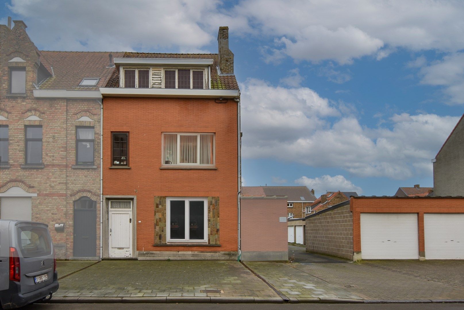 Hoofdfoto van de publicatie: Te renoveren halfopen woning te Nieuwpoort-Stad op 109 m² met garage!