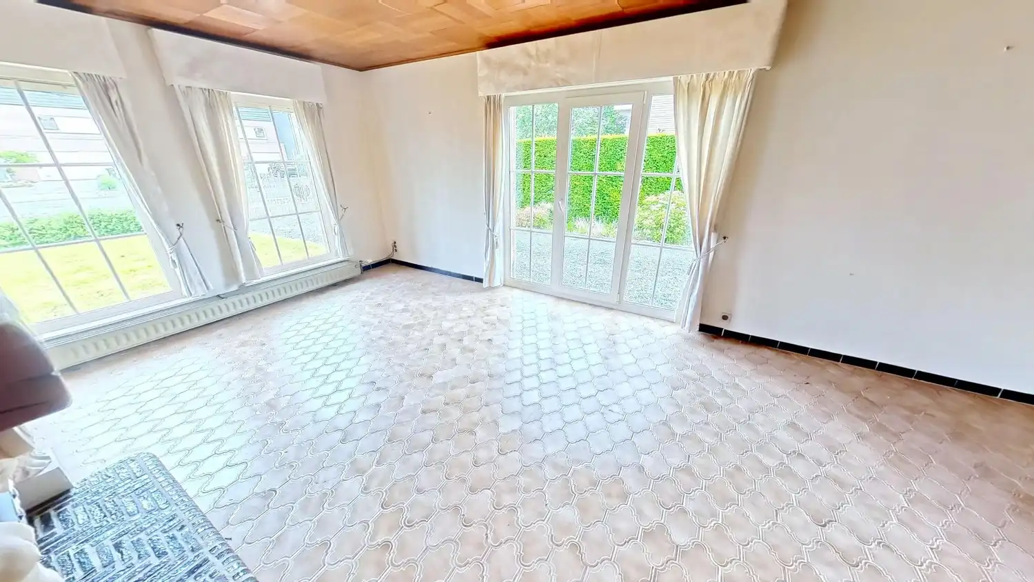 Centraal gelegen woning met veel potentieel op mooi perceel! foto 3