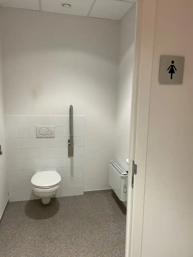 Instapklaar en polyvalent handelspand met 2 handelsruimten en ruim appartement foto 27