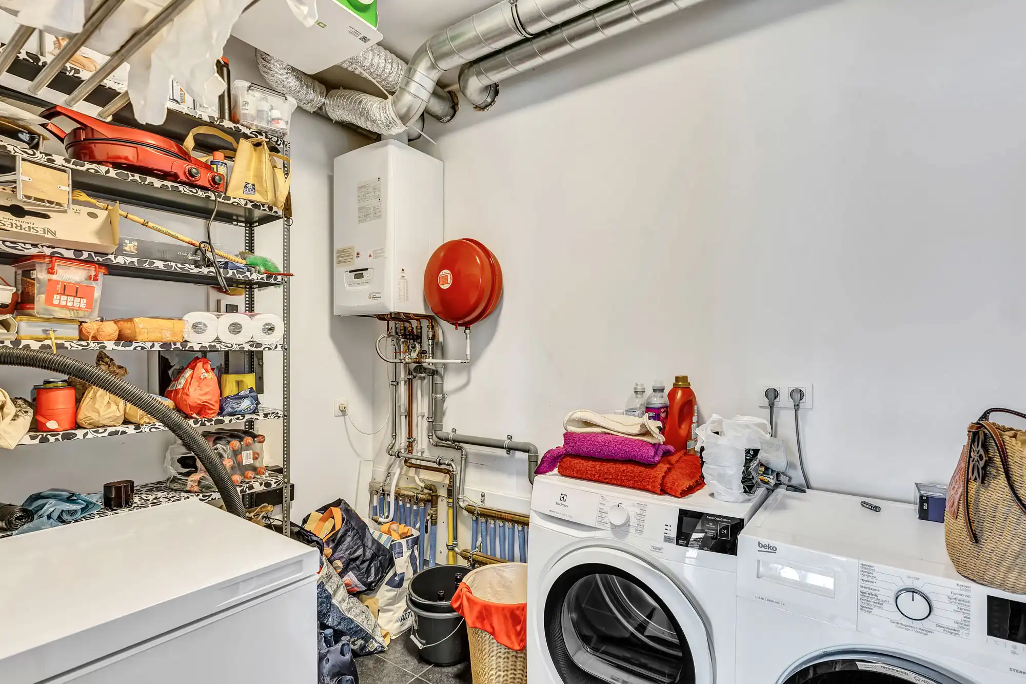 Ruim appartement met vier slpks, terras en autostaanplaats foto 14