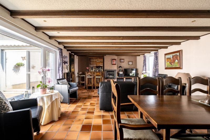 Woning met brede oprit en dubbele garage foto 14