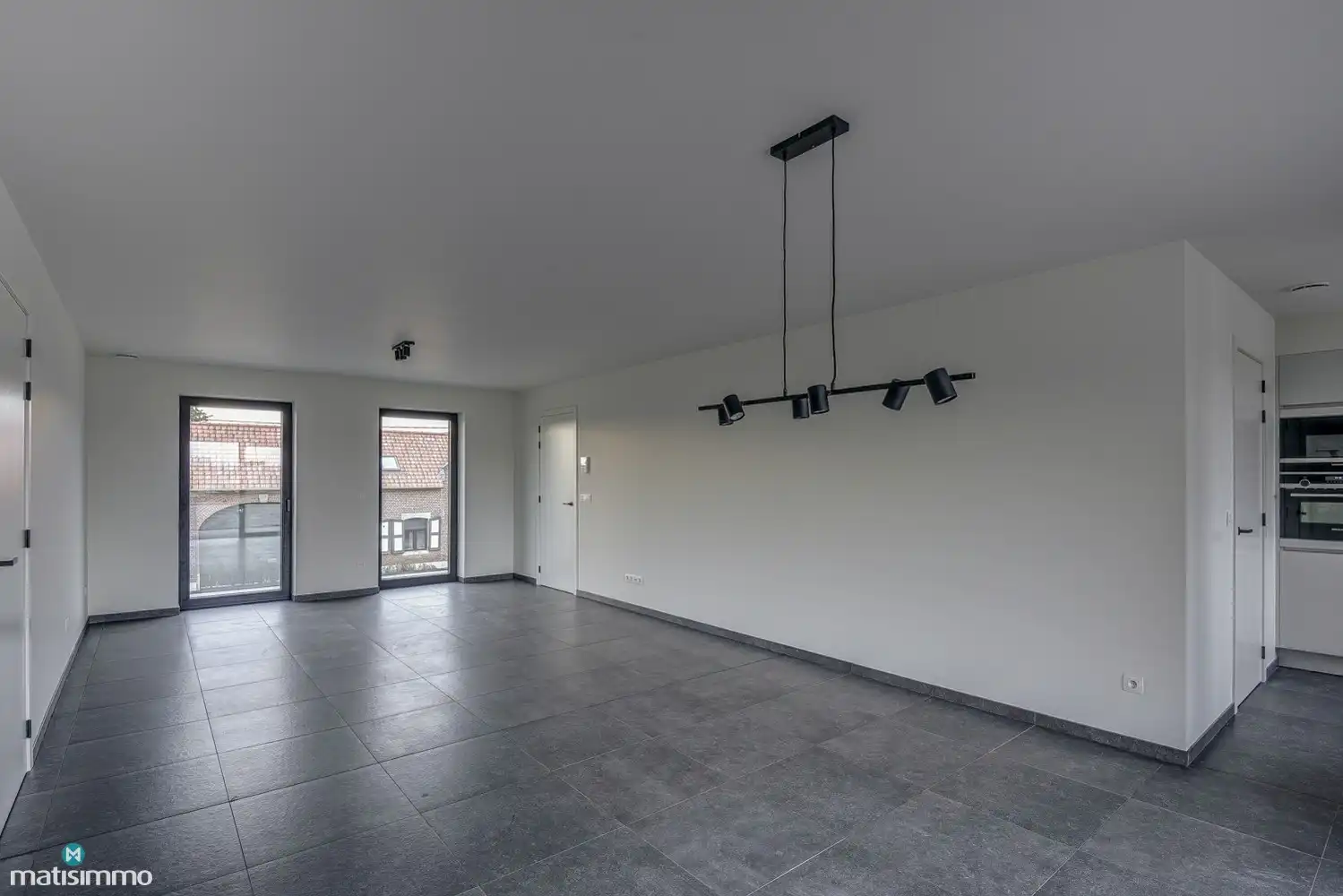 RUIM NIEUWBOUW APPARTEMENT MET 2 SLAAPKAMERS, OVERDEKT TERRAS, GARAGE, AUTOSTAANPLAATS EN KELDERBERGING TE BEVERST foto 8