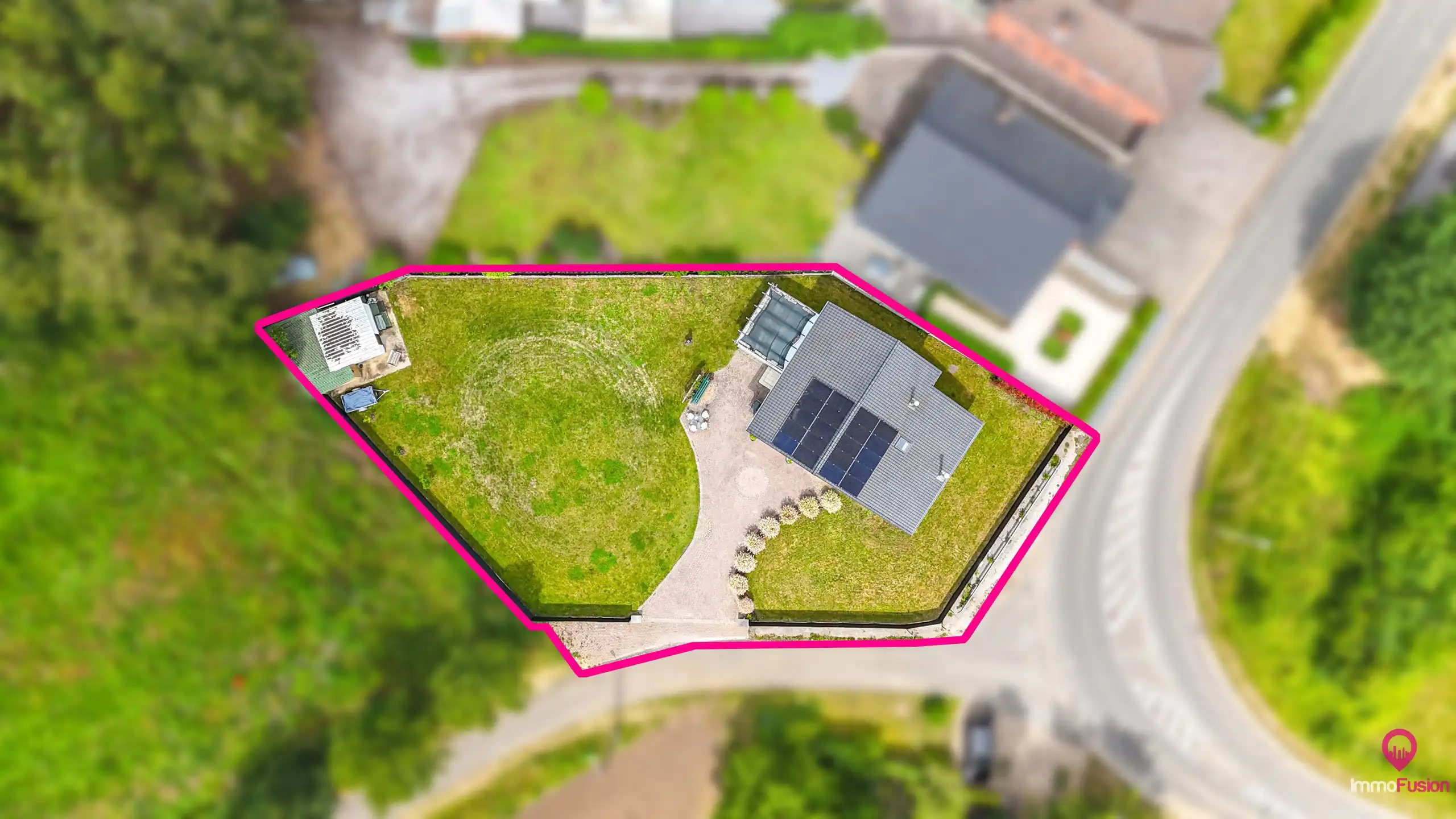 Ruime gerenoveerde gezinswoning met 4 slaapkamers op perceel foto 37