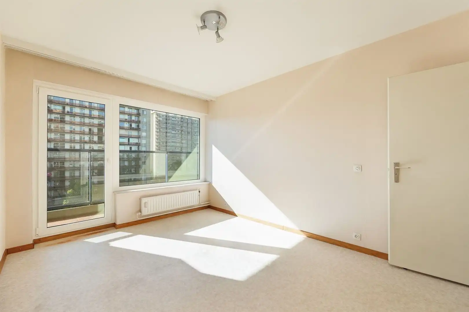 Lichtrijk appartement met panoramisch uitzicht, groot terras en parking foto 24