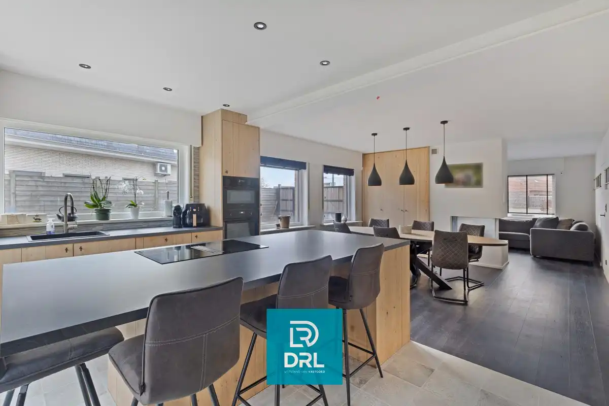 Luxe woning met binnenzwembad en perfect afgescheiden handels- of verhuurgedeelte foto 5