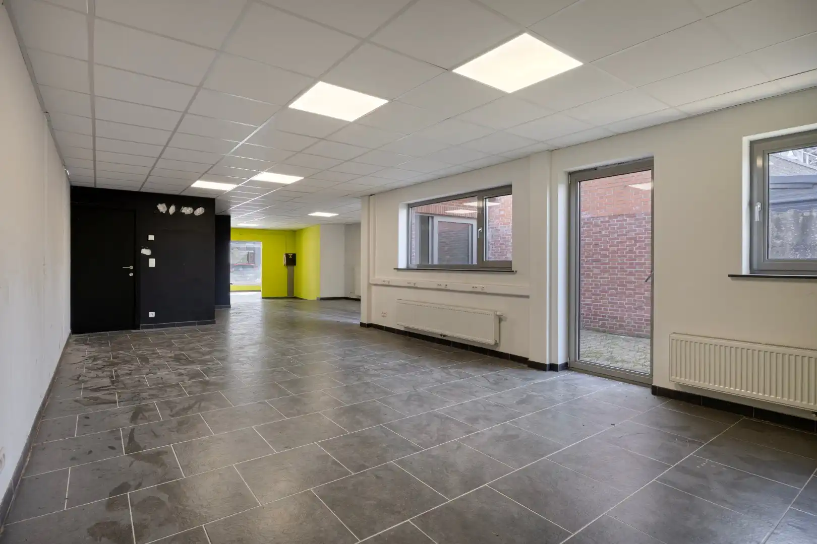Commercieel gelegen handelspand met appartement met 3 slaapkamers en leuke stadstuin ! foto 8