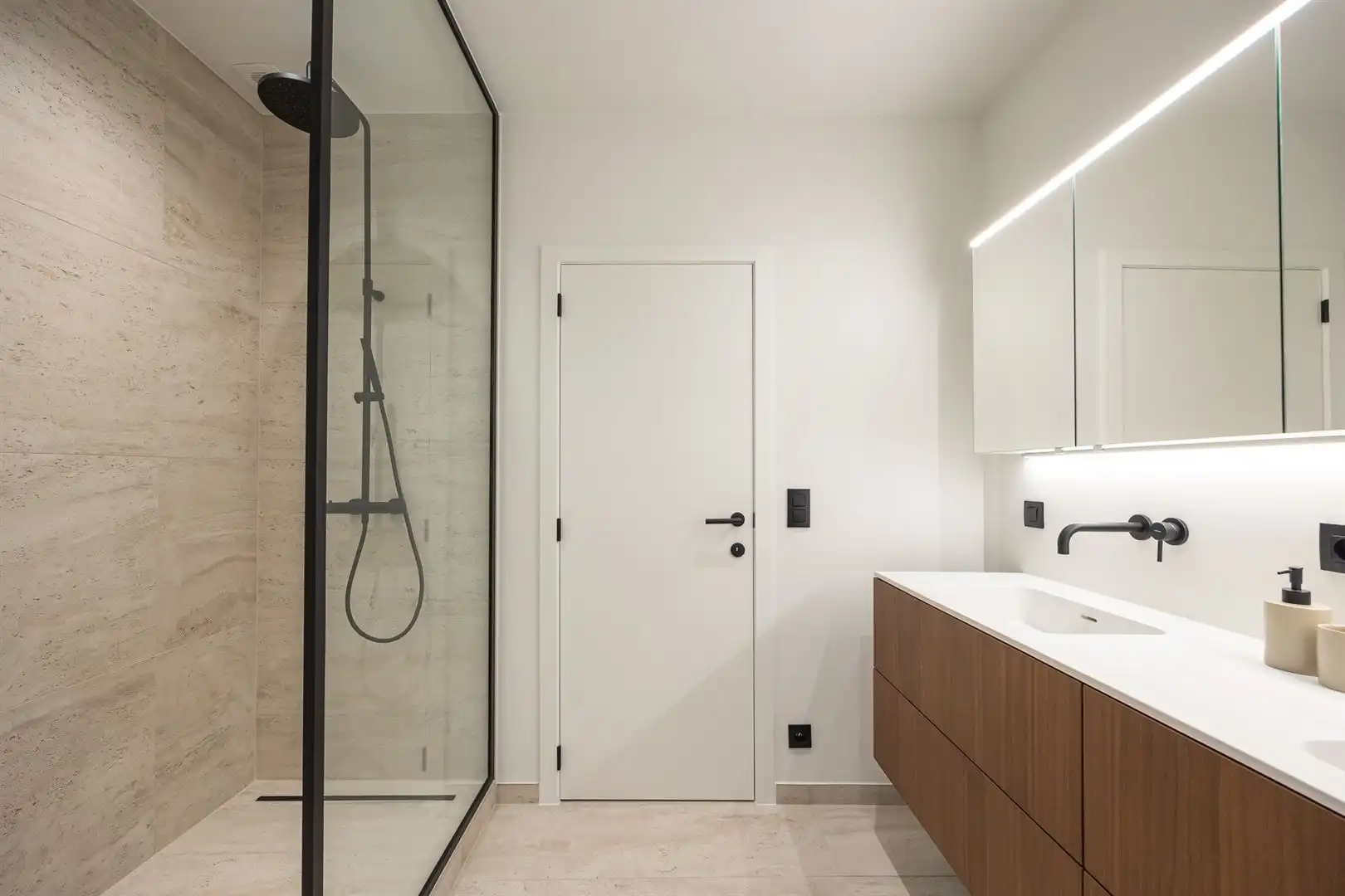 Gerenoveerd appartement met luxe-afwerking en topterras foto 17