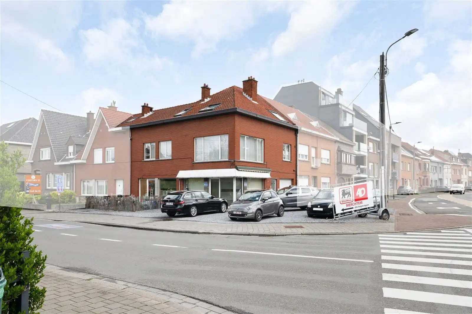 Opbrengsteigendom - met 3 appartementen foto {{pictureIndex}}