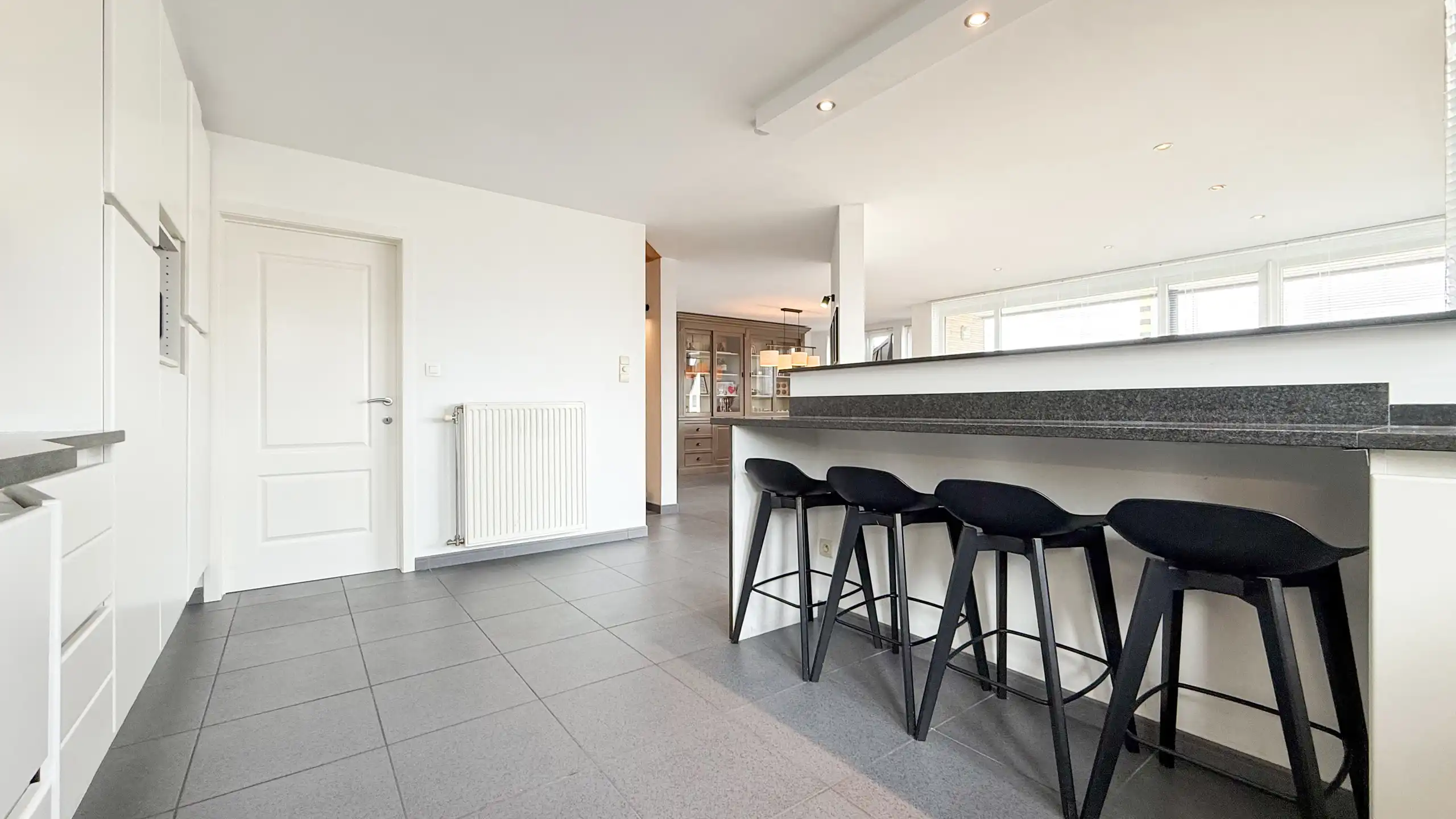 Zeer ruim appartement met 4 slaapkamers en parking in Tuilt! foto 11