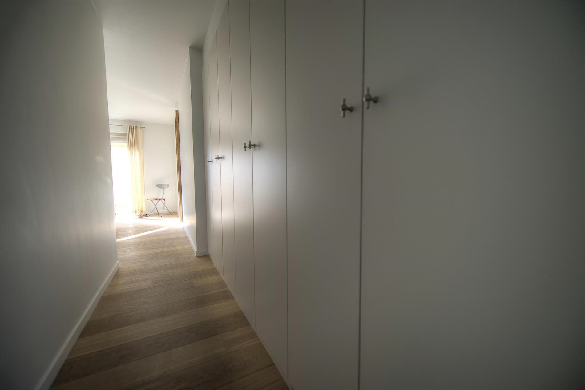 Modern en zeer ruim  appartement ( gevel v. 10 M) op de Lippenslaan. Parking mog. in het gebouw. foto 16