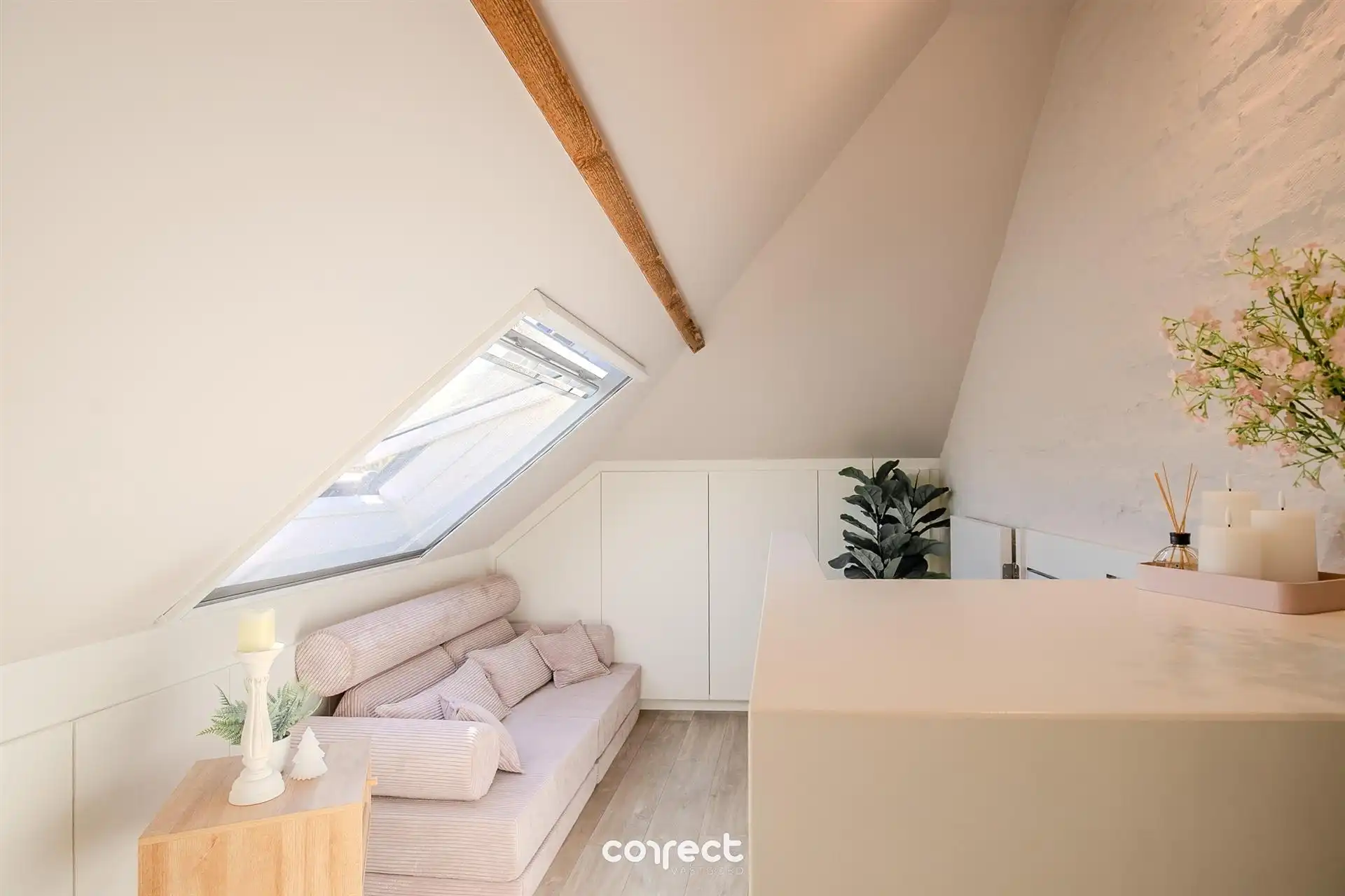 Halfopen bebouwing met oprit, garage, tuin en 3 slaapkamers. foto 10