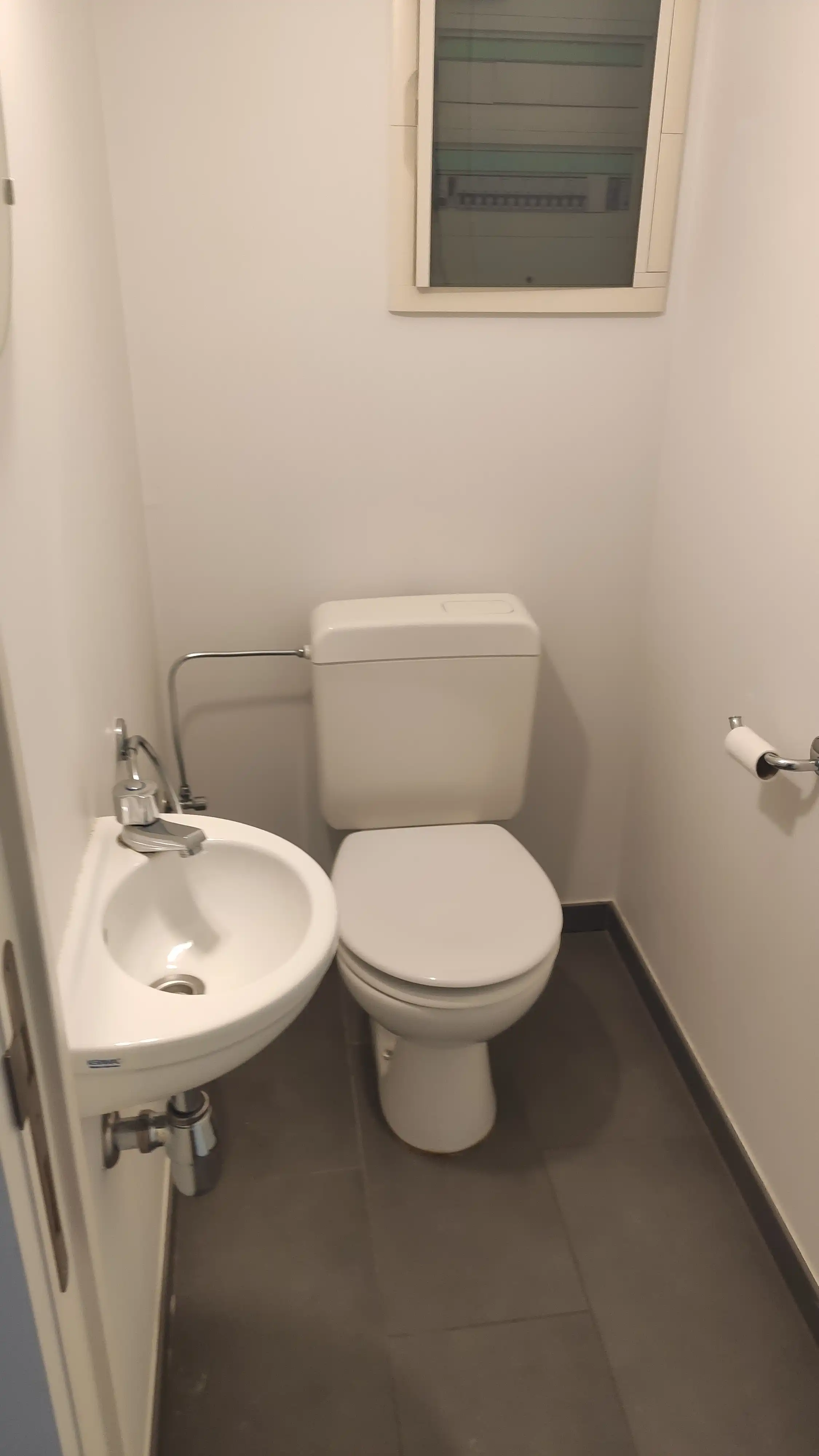 Modern en instapklaar kantoor/handelspand op toplocatie in Peer foto 12