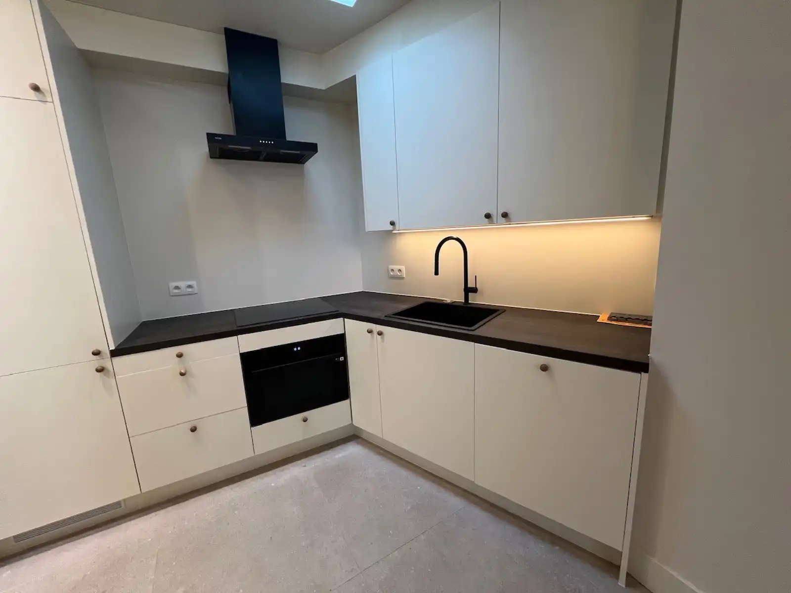 Centraal gelegen gerenoveerde woning met 2 slpk en terras foto 6