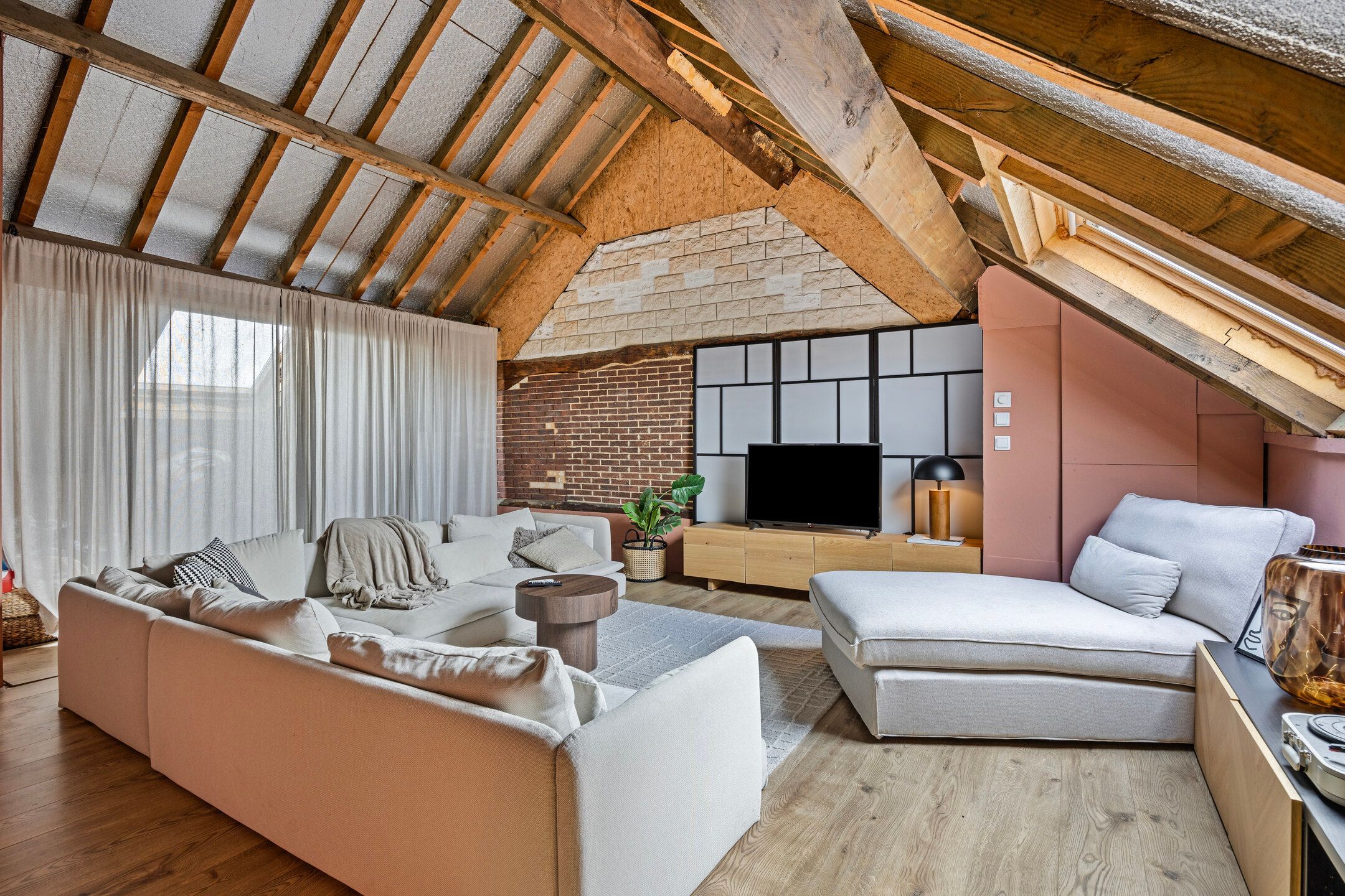 Charmante woning met omheinde tuin en garage foto 18