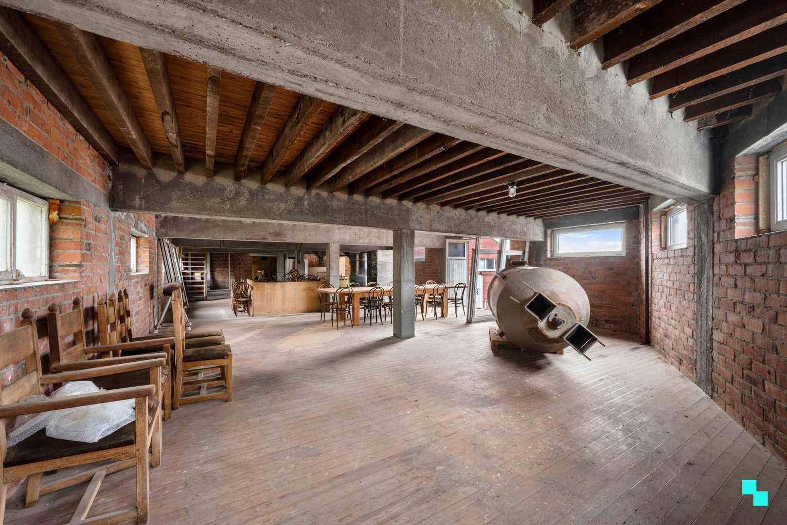 Authentiek bedrijfsgebouw met mogelijkheid tot geïntegreerde woonst foto 8