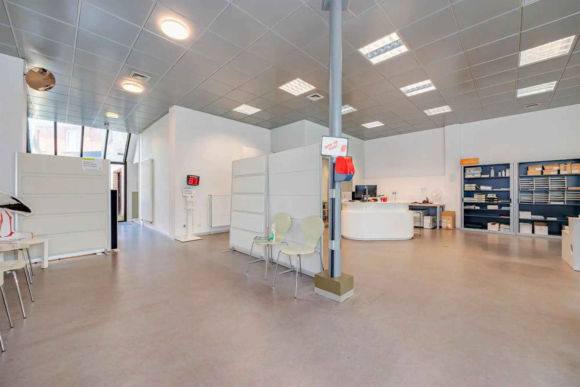 Authentiek handelshuis op gunstige locatie in hartje Merksem! foto 3
