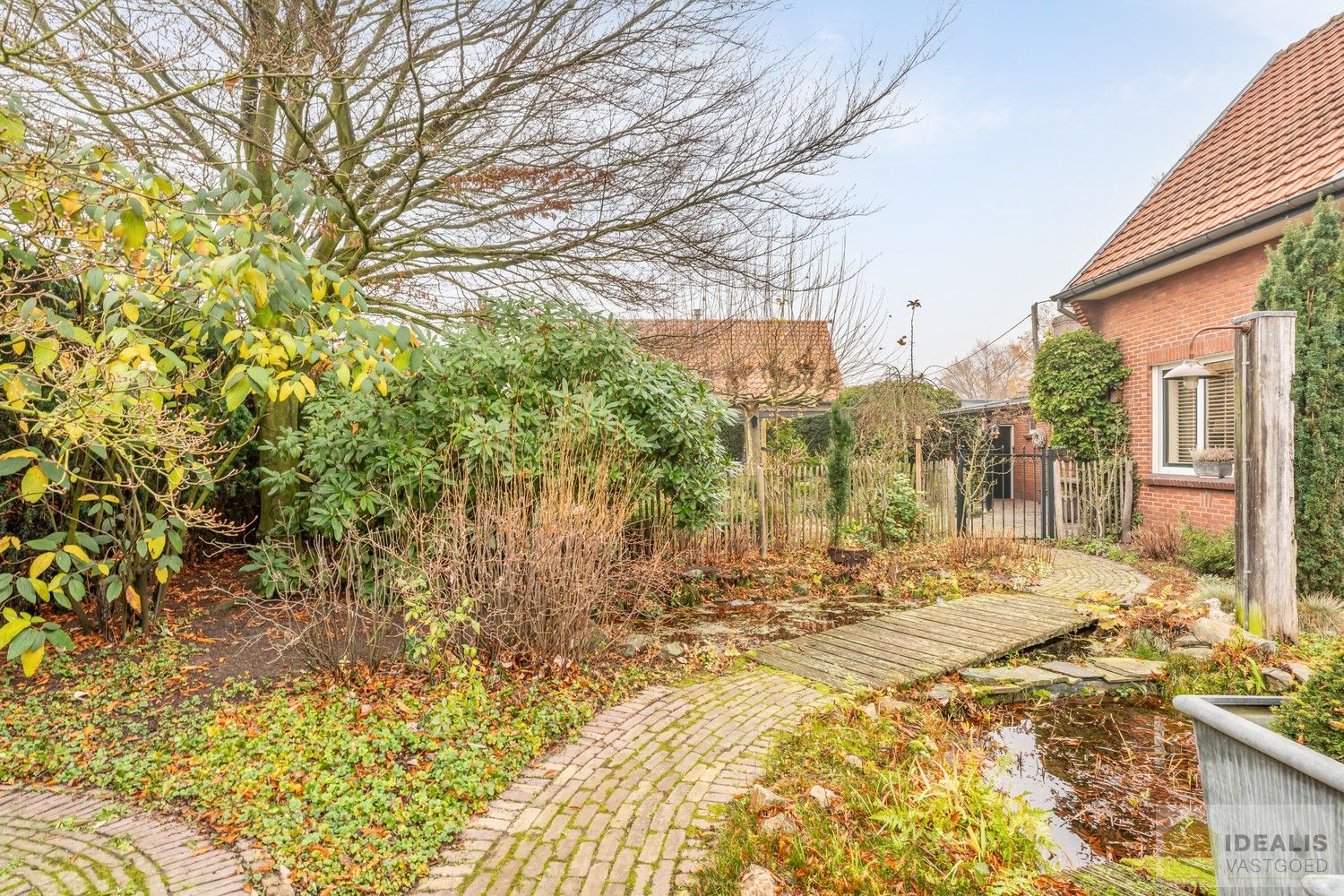 IDEALIS VASTGOED – Prachtige, stijlvolle woning met een aangename 123m² als bewoonbare oppervlakte. De woning omvat een lichtrijke ruime woonkamer voorzien van een pellet kachel en met een prachtige parketvloer dewelke overgaat in de keuken en 3 slaapkamers op een ruim en prachtig aangelegd perceel van 7a 42ca. Dit alles gelegen in een heerlijk rustige straat, op enkele minuten zowel van de centra van Pelt als Achel, doch ook op een steenworp van de Nederlandse grens, dichtbij Valkenswaard en Eindhoven. foto 29