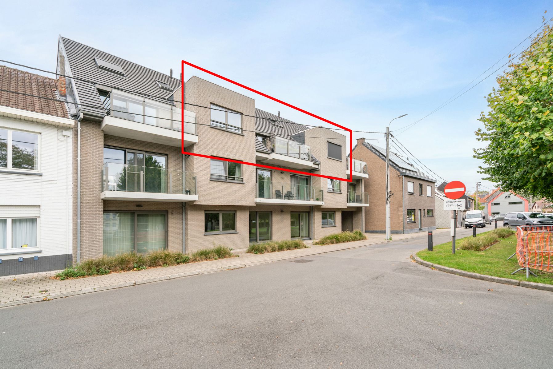 Instapklaar appartement met twee slaapkamers en staanplaats! foto {{pictureIndex}}