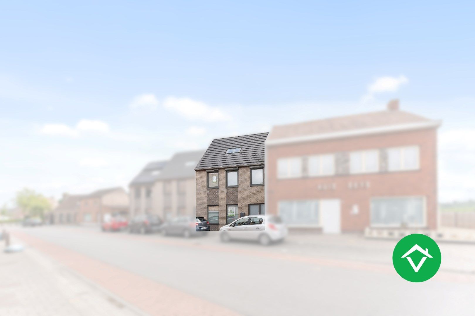 Instapklare, recente woning (2018) met 4 slaapkamers en garage in hartje Koekelare. foto {{pictureIndex}}