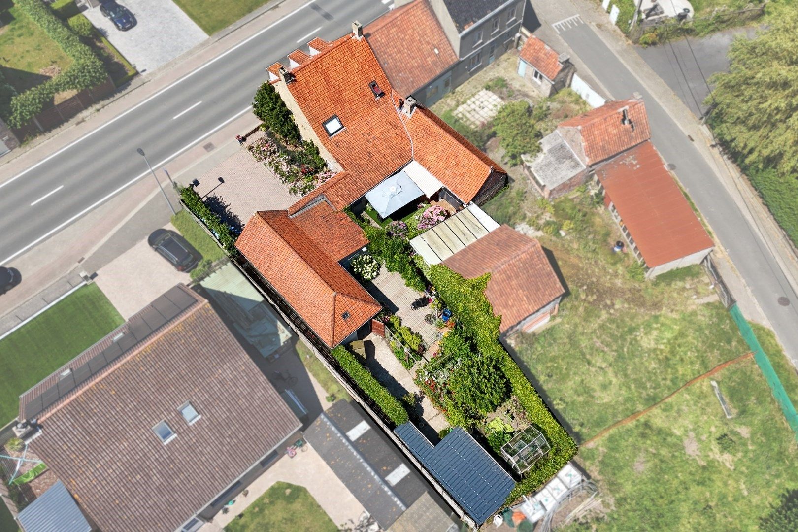 Ruime woning met drie slaapkamers - met loods/garage  foto 2