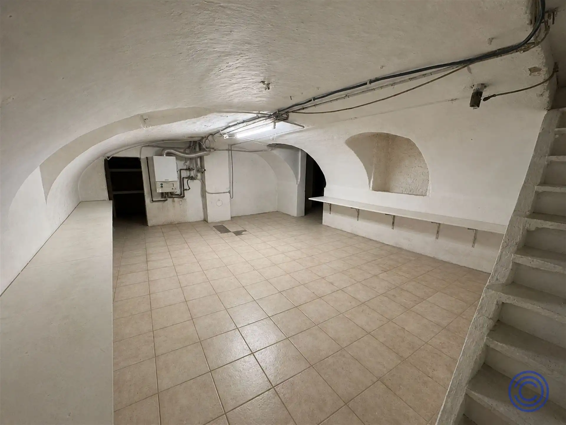 Handelspand ca. 170m² met grote etalage en onderkeldering! foto 6