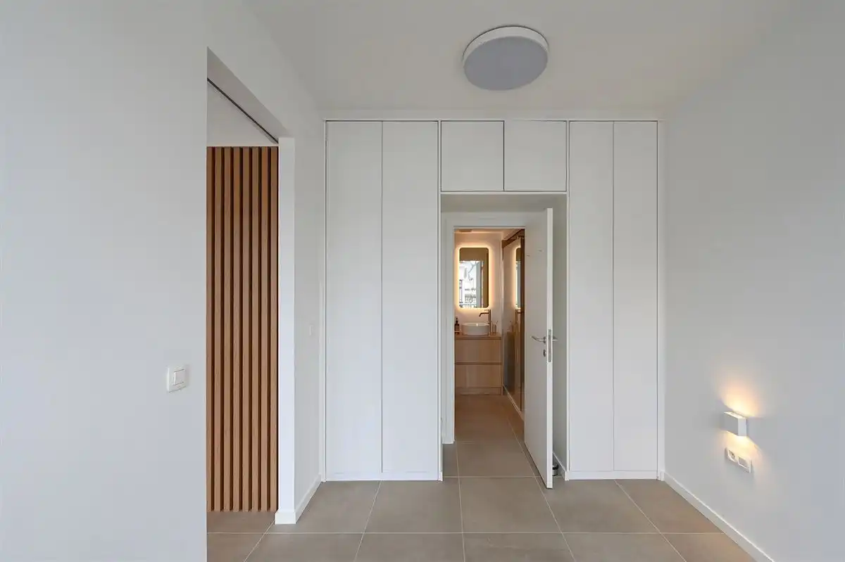 Recent gerenoveerd studio-appartement met aparte slaapkamer foto 14