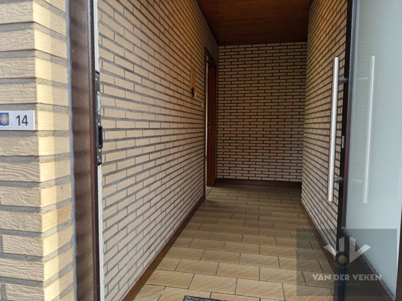 Te renoveren, ruim, centraal en toch rustig gelegen glvl 2-slpkapp met ruim terras nabij centrum Halveweg Zonhoven foto 4