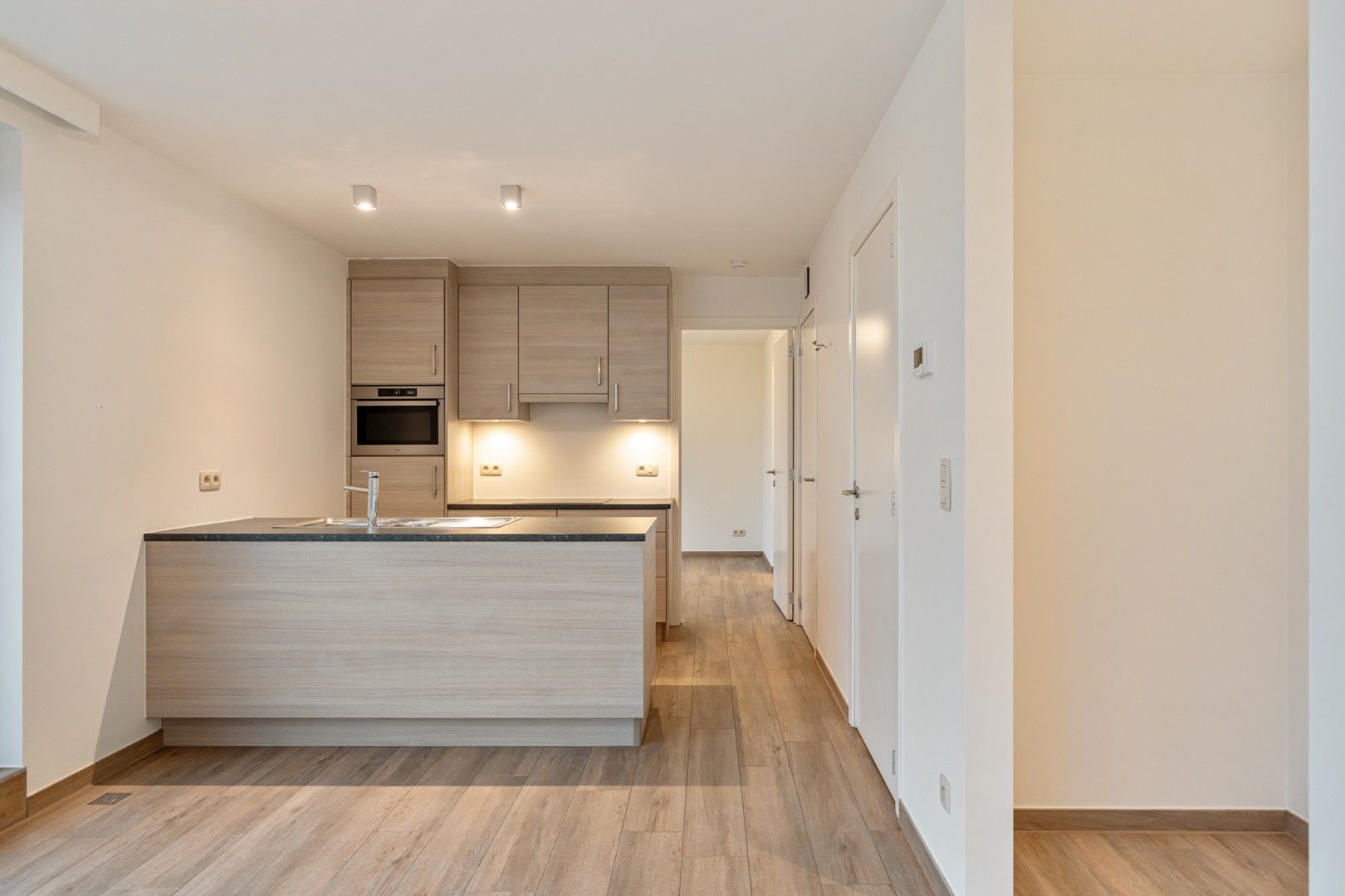 Modern appartement met ruim terras, groen uitzicht en garage. foto 6