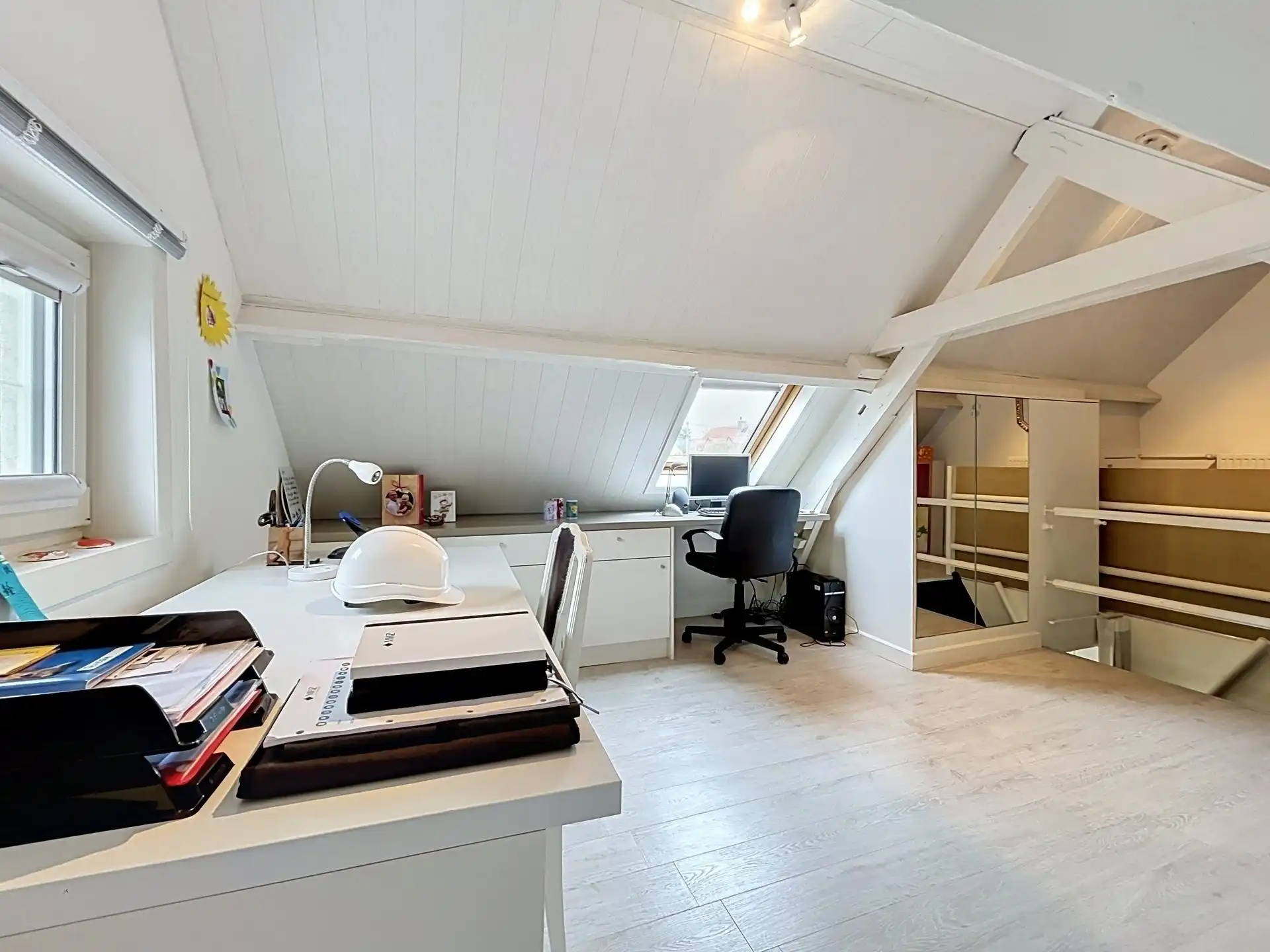 Charmante instapklare gezinswoning met 2 garages op prachtig perceel met zicht op oneindig. foto 15