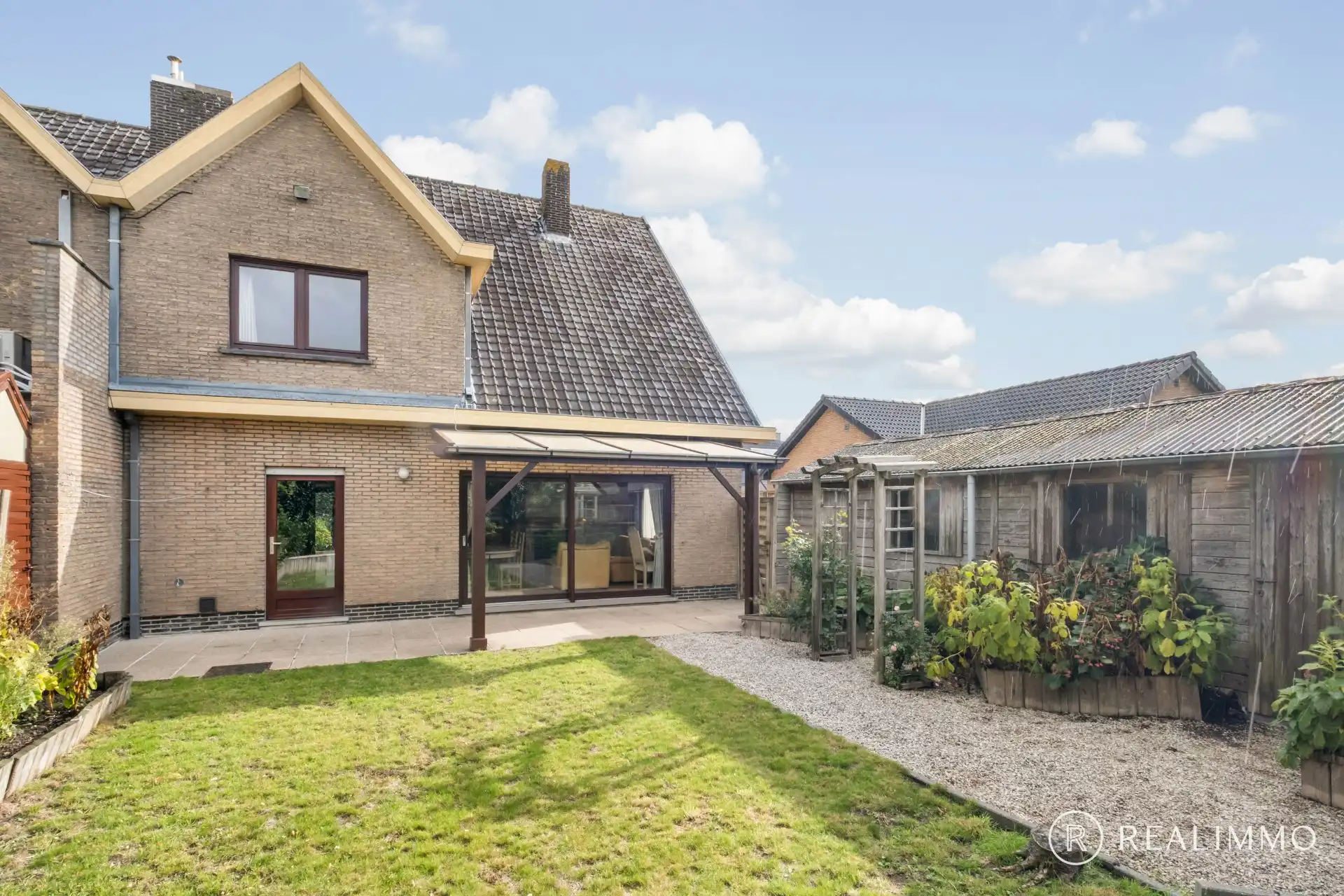 Ruime half open woning met 4 slaapkamers in een rustige woonwijk foto 18
