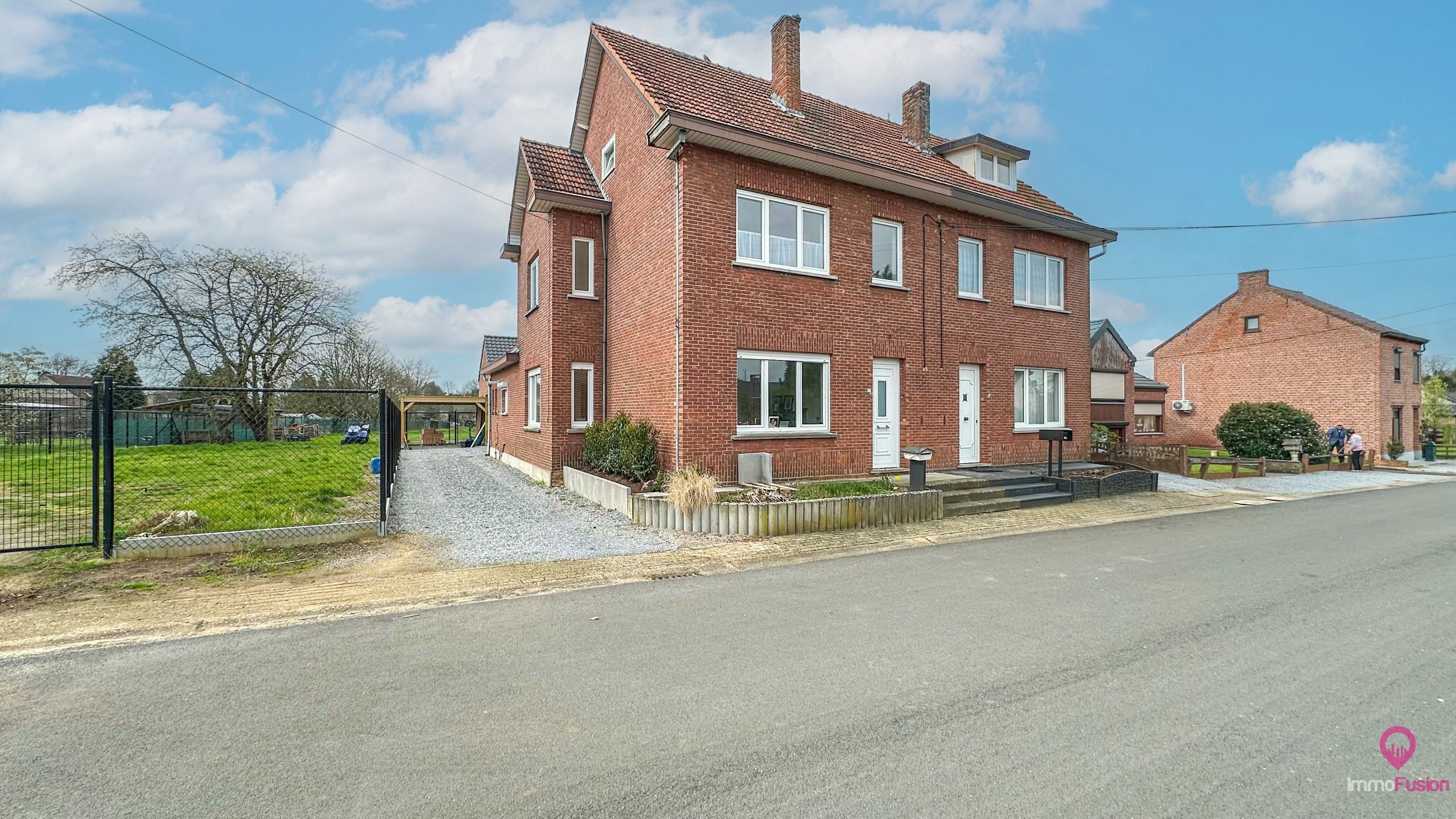 Mooie gezinswoning met 5slpk, rustige ligging nabij centrum! foto 2