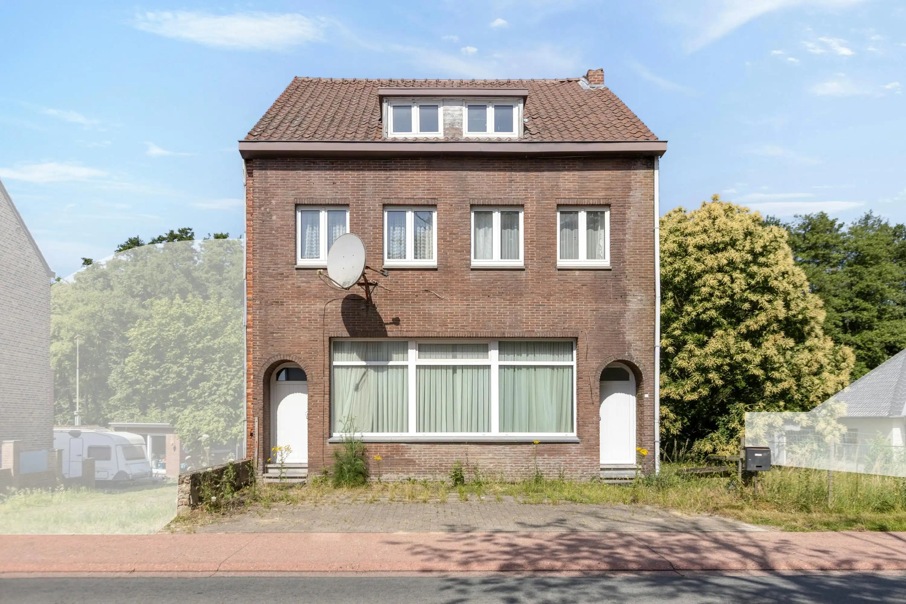 Hoofdfoto van de publicatie: Ruim handelshuis met 5 slaapkamers op een perceel van 9a13ca nabij Thor Park