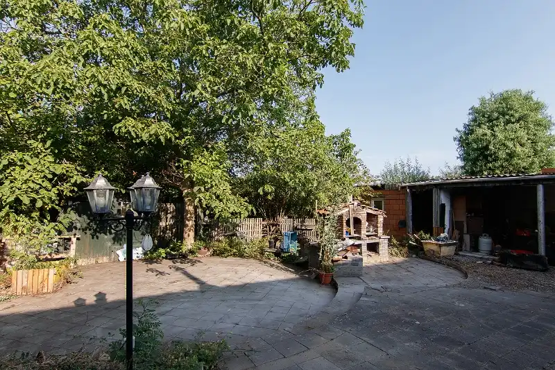 Interessant renovatieproject in groene omgeving op een knap perceel van bijna 12 are foto 6