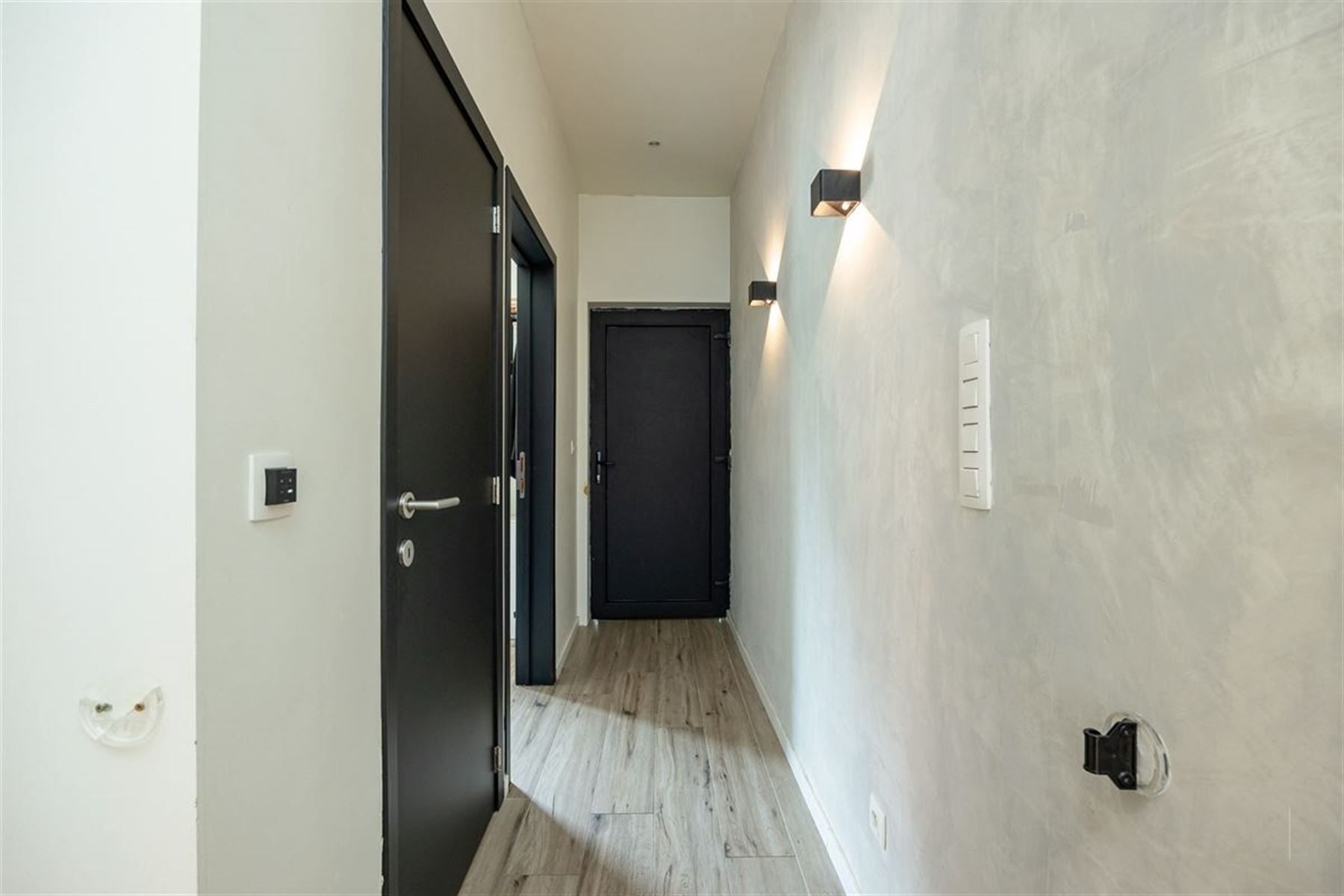Recent gerenoveerde woning met 2 slpkrs en externe garage foto 2