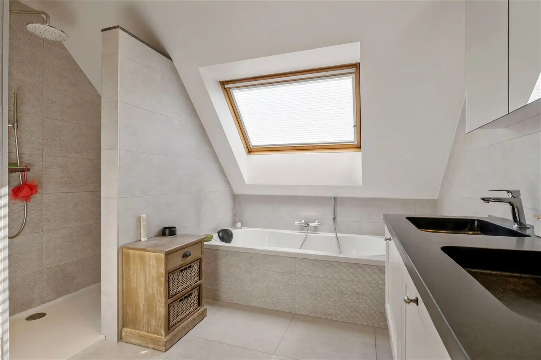 Instapklare gezinswoning met zwembad en multifunctioneel bijgebouw foto 11