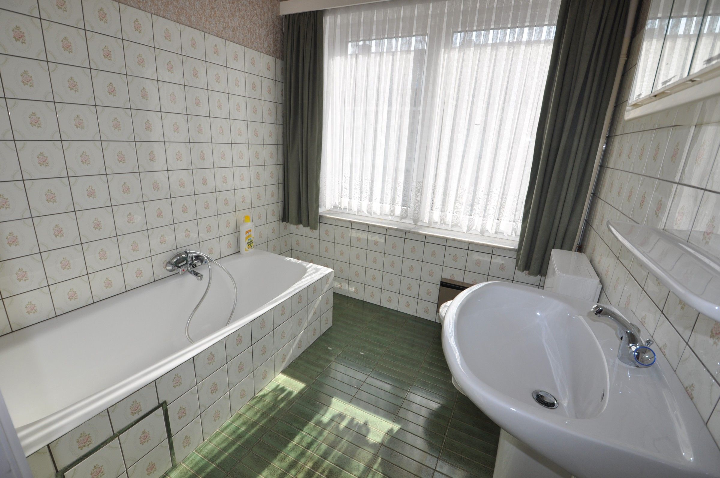 Ruime woning met veel potentieel en grote tuin ! foto 15