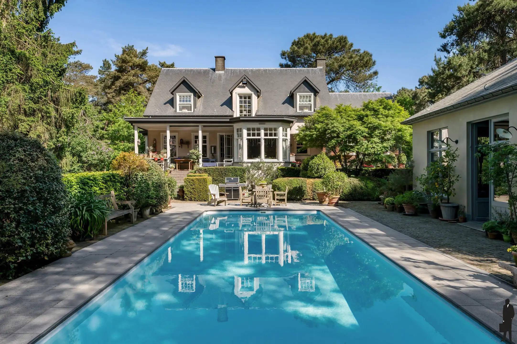 Exclusieve en uniek gelegen Engelse cottagevilla met orangerie, zwembad en aanpalende bouwgrond op ca. 1,1 ha in bosrijke omgeving. foto 18