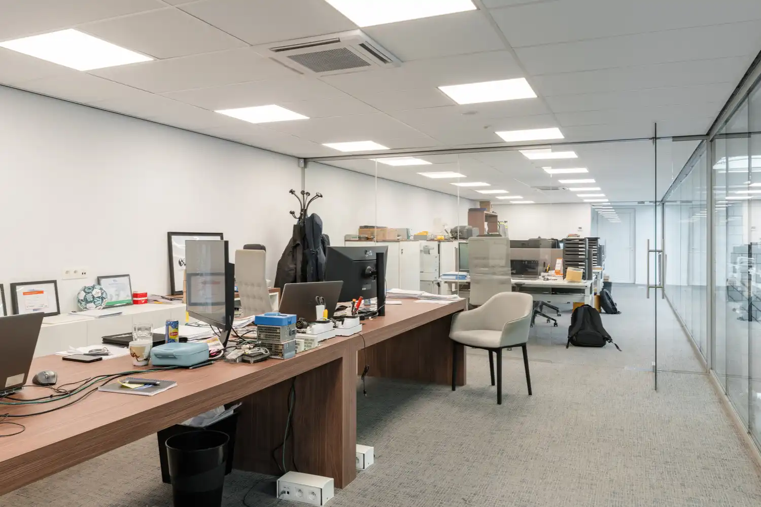 BEDRIJFSPAND MET CONCIERGEWONING foto 102