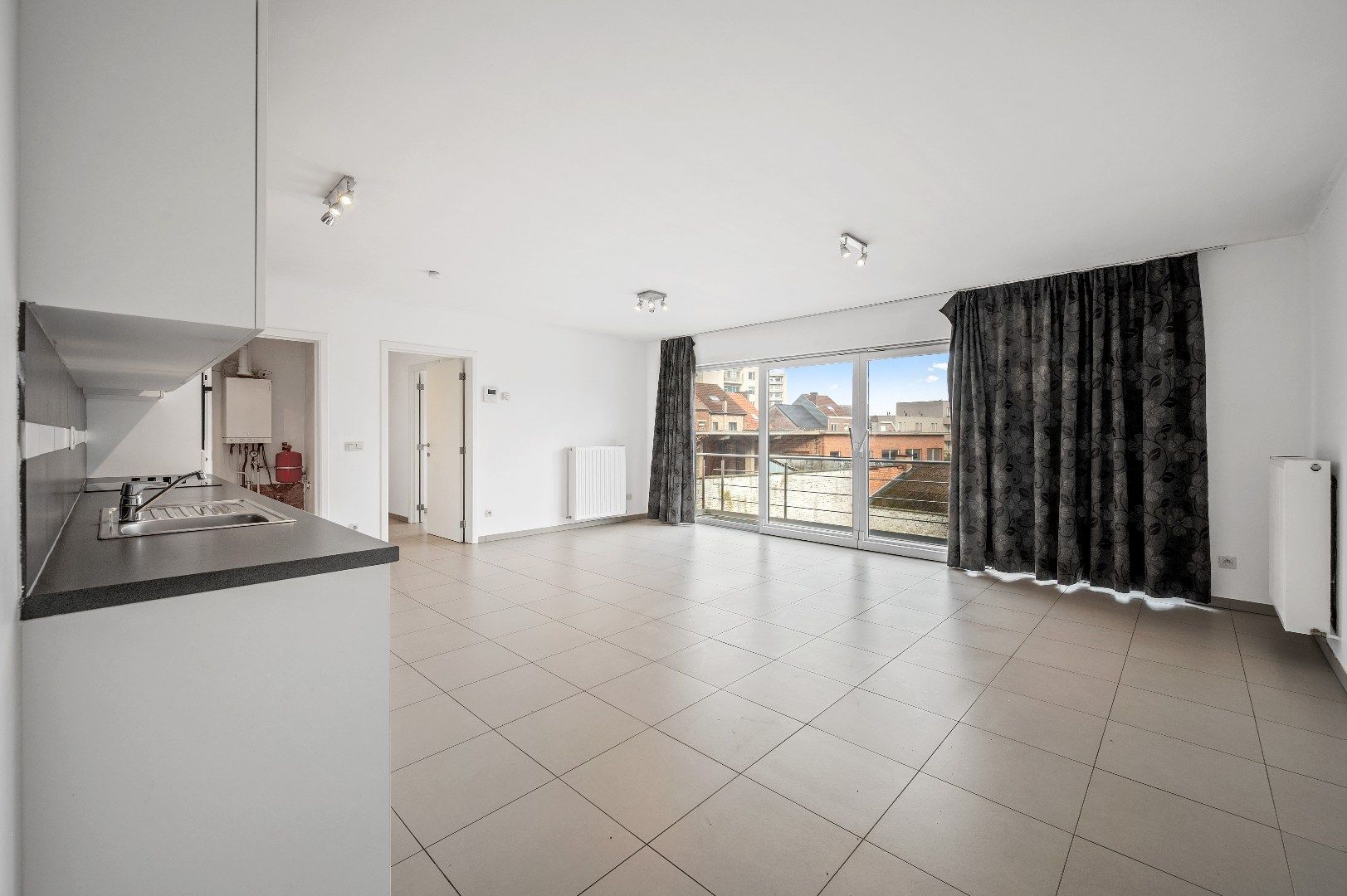 Recent app. met 2 slpks, terras en autostaanplaats foto 3