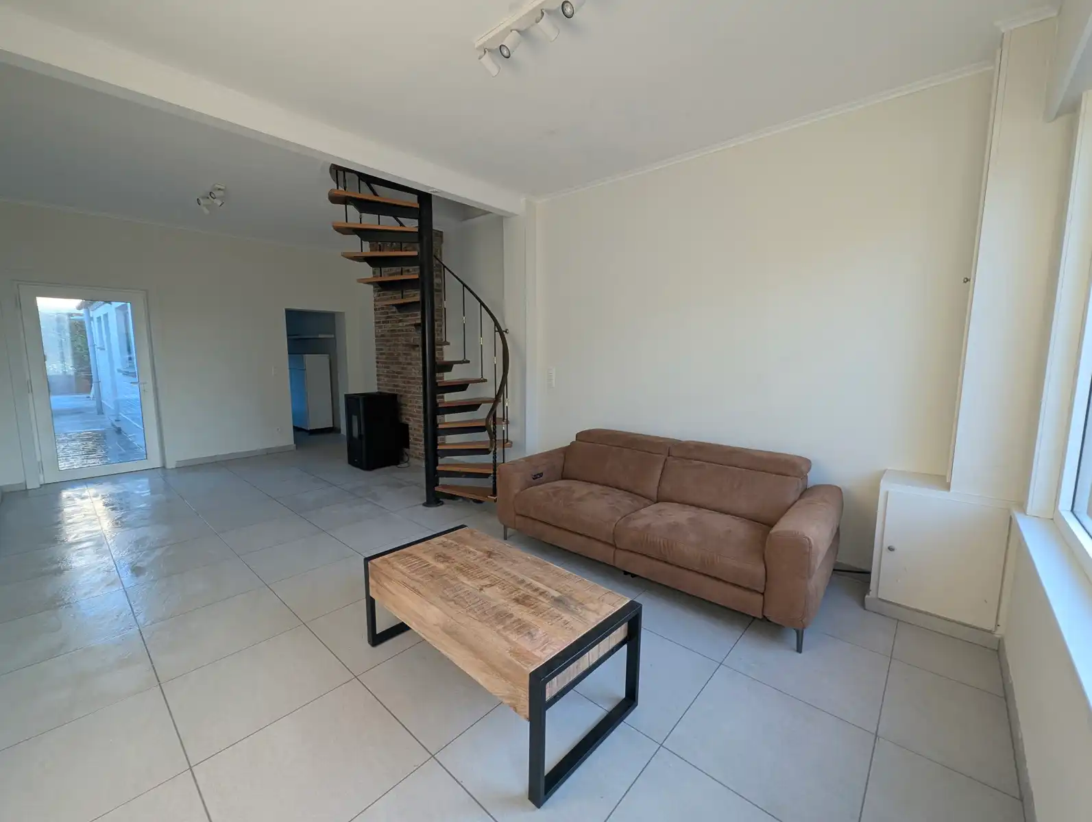Gerenoveerde rijwoning met 2 slaapkamers foto 2