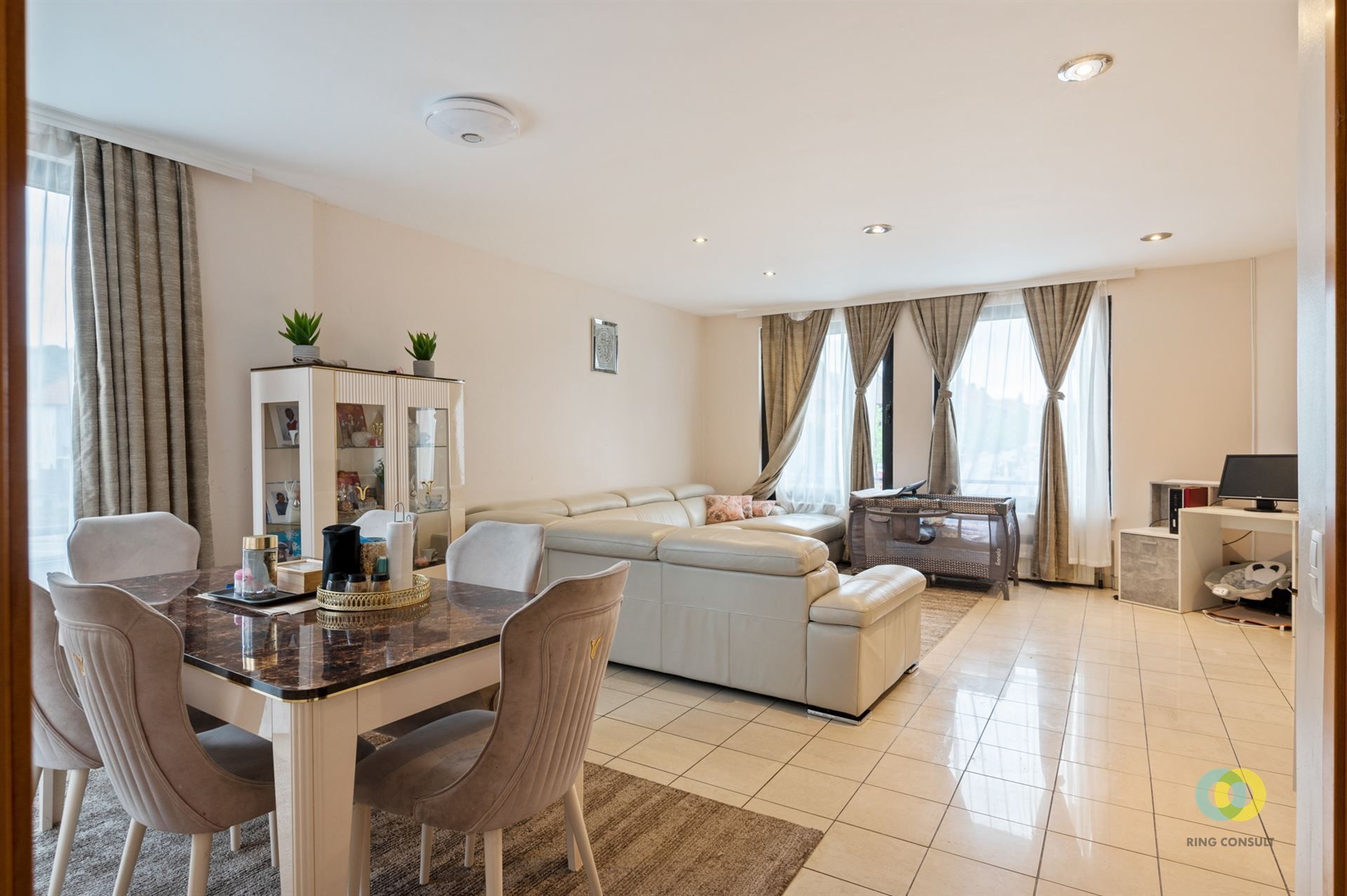 Zeer ruim duplex appartement foto {{pictureIndex}}