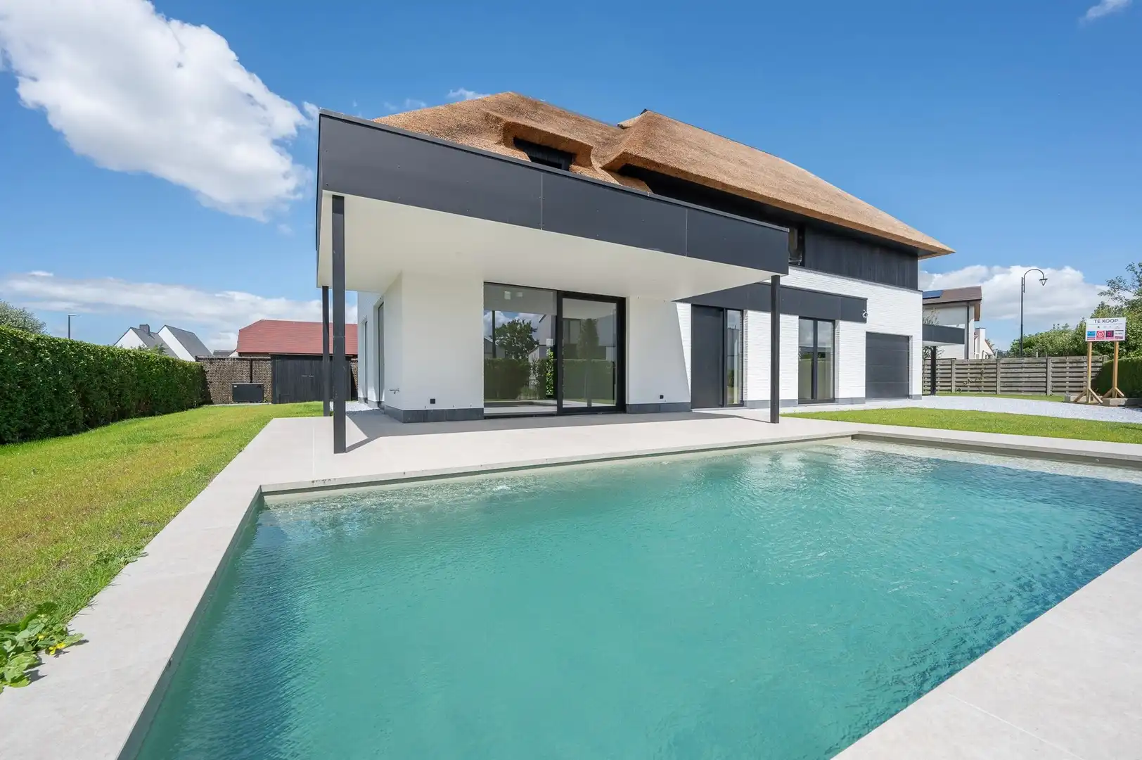 Prachtige nieuwbouw villa met 5 slaapkamers gelegen in een rustige residentiële omgeving vlakbij het centrum. foto {{pictureIndex}}