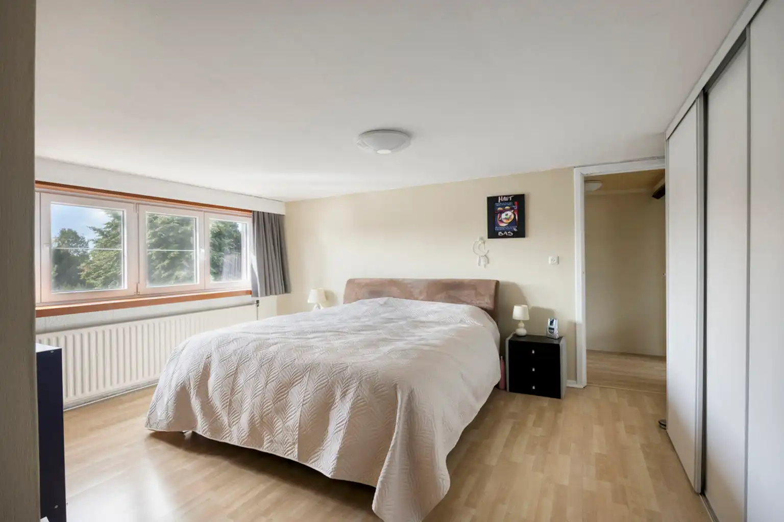 Instapklare woning met 4 slaapkamers, tuin & 2 garages foto 22